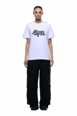 OLD ENGLISH CAMO TEE WHITE(Old English Camo Tee White) 11 OLD ENGLISH CAMO TEE WHITE(Old English Camo Tee White) -6pm Season 1337x2005 6PM Spring 0032 250310 6PM ECOM LOOK 21 1367 min