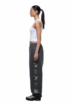 SUPER WIDE JOGGER GREY CAMO(Super Wide Jogger Grey Camo) -6pm Season 1337x2005 6PM Spring 0155 250310 6PM ECOM LOOK 02 130 min