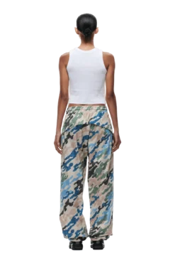 DOT CAMO TRACK PANTS(Dot Camo Track Pants) -6pm Season 1337x2005 6PM 0024 2408 6PM ECOM LOOK 16 0741 min