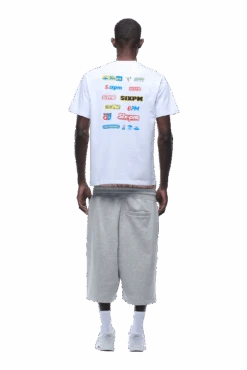 MULTI LOGO TEE WHITE(Multi Logo Tee White) 10 MULTI LOGO TEE WHITE(Multi Logo Tee White) -6pm Season 1337x2005 6PM 0030 2500610 6PM ECOM LOOK 35 1272 min