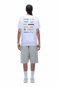 MULTI LOGO TEE WHITE(Multi Logo Tee White) 13 MULTI LOGO TEE WHITE(Multi Logo Tee White) -6pm Season 1337x2005 6PM 0033 2500610 6PM ECOM LOOK 35 1245 min