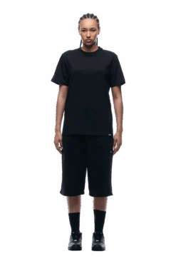 REFLECTIVE LOGO TEE BLACK(Reflective Logo Tee Black) -6pm Season 1337x2005 6PM 0074 2500610 6PM ECOM LOOK 28 1552 min