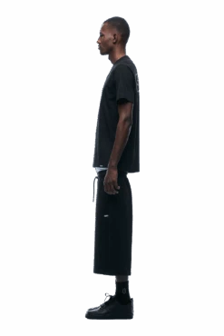 REFLECTIVE LOGO TEE BLACK(Reflective Logo Tee Black) -6pm Season 1337x2005 6PM 0076 2500610 6PM ECOM LOOK 28 0965 min