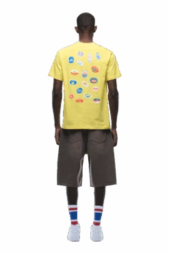 BANANA STICKER TEE YELLOW(Banana Sticker Tee Yellow) -6pm Season 1337x2005 6PM 0204 2500610 6PM ECOM LOOK 5 0164