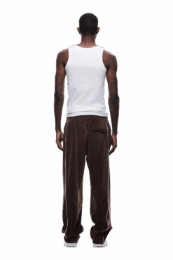 VELOURS TRACK PANT CHOCOLATE BROWN(Velours Track Pant Chocolate Brown) 8 VELOURS TRACK PANT CHOCOLATE BROWN(Velours Track Pant Chocolate Brown) -6pm Season 2005x1337 0101 240425 6PM ECOM LOOK 1 0074 min