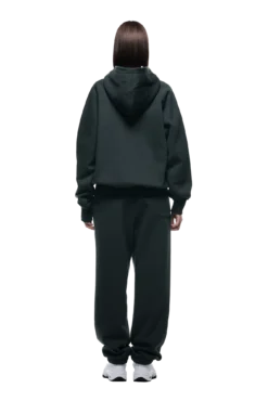 ZIP HOODIE DARK EMERALD(Zip Hoodie Dark Emerald) -6pm Season 2500x1337 6pm 0000 241004 6PM Ecom Look 38 1993 min