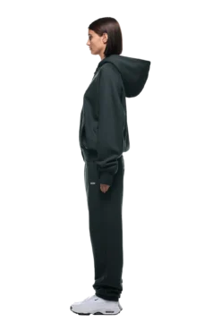 ZIP HOODIE DARK EMERALD(Zip Hoodie Dark Emerald) -6pm Season 2500x1337 6pm 0001 241004 6PM Ecom Look 38 1988 min