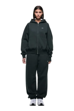 ZIP HOODIE DARK EMERALD(Zip Hoodie Dark Emerald) -6pm Season 2500x1337 6pm 0002 241004 6PM Ecom Look 38 1982 min