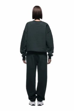 CREWNECK DARK EMERALD(Crewneck Dark Emerald) -6pm Season 2500x1337 6pm 0012 241004 6PM Ecom Look 36 2010 min