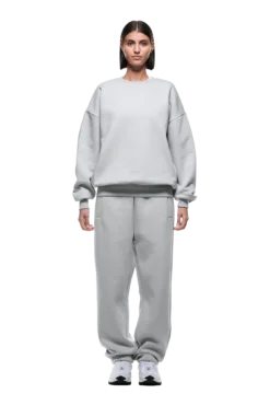 CREWNECK SMOKE GREY(Crewneck Smoke Grey) -6pm Season 2500x1337 6pm 0050 241004 6PM Ecom Look 30 1770 min