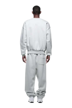 CREWNECK SMOKE GREY(Crewneck Smoke Grey) -6pm Season 2500x1337 6pm 0051 241004 6PM Ecom Look 30 1652 min