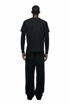 LAYERED LONGSLEEVE BLACK(Layered Longsleeve Black) -6pm Season 2500x1337 6pm 0153 241004 6PM Ecom Look 13 0888 min