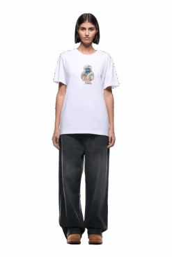 MONEY GUY TEE WHITE(Money Guy Tee White) 11 MONEY GUY TEE WHITE(Money Guy Tee White) -6pm Season 2500x1337 6pm 0168 241004 6PM Ecom Look 10 0733 min