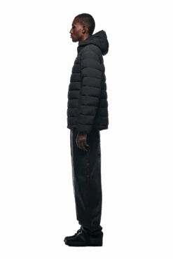 LIGHT PUFFER JACKET BLACK(Light Puffer Jacket Black) -6pm Season 2500x1337 6pm 0215 241004 6PM Ecom Look 03 0264 min