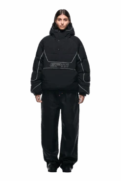 HALF ZIP PULLOVER PUFFER JACKET BLACK(Half Zip Pullover Puffer Jacket Black) -6pm Season 2500x1337 6pm 0219 241004 6PM Ecom Look 02 0571 min