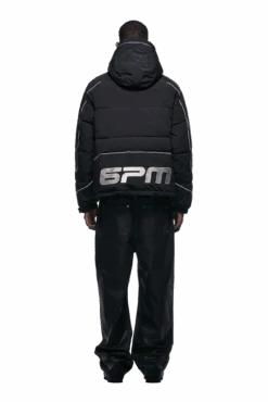 HALF ZIP PULLOVER PUFFER JACKET BLACK(Half Zip Pullover Puffer Jacket Black) -6pm Season 2500x1337 6pm 0220 241004 6PM Ecom Look 02 0249 min