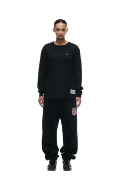 SHIELD LOGO LONGSLEEVE(Shield Logo Longsleeve) -6pm Season 2673x4009px 6pm NFL ECOM 0012 20231024 6PM NFL ECOM LOOK 21 1061