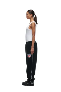 SHIELD LOGO JOGGER BLACK(Shield Logo Jogger Black) -6pm Season 2673x4009px 6pm NFL ECOM 0047 20231024 6PM NFL ECOM LOOK 15 765