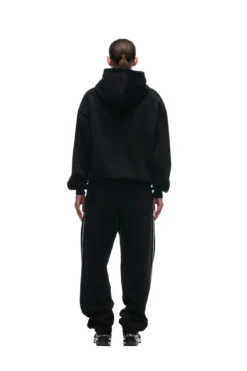 SHIELD LOGO HOODIE BLACK(Shield Logo Hoodie Black) -6pm Season 2673x4009px 6pm NFL ECOM 0049 20231024 6PM NFL ECOM LOOK 14 813