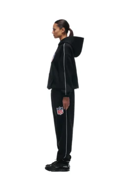 SHIELD LOGO HOODIE BLACK(Shield Logo Hoodie Black) -6pm Season 2673x4009px 6pm NFL ECOM 0050 20231024 6PM NFL ECOM LOOK 14 809