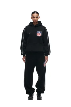 SHIELD LOGO HOODIE BLACK(Shield Logo Hoodie Black) -6pm Season 2673x4009px 6pm NFL ECOM 0051 20231024 6PM NFL ECOM LOOK 14 803