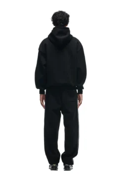 SHIELD LOGO HOODIE BLACK(Shield Logo Hoodie Black) -6pm Season 2673x4009px 6pm NFL ECOM 0052 20231024 6PM NFL ECOM LOOK 14 751