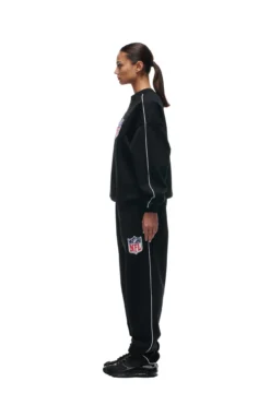 SHIELD LOGO CREWNECK BLACK(Shield Logo Crewneck Black) -6pm Season 2673x4009px 6pm NFL ECOM 0056 20231024 6PM NFL ECOM LOOK 13 786