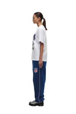 NFL VS 6PM T-SHIRT WHITE(Nfl Vs 6pm T Shirt White) -6pm Season 2673x4009px 6pm NFL ECOM 0105 20231024 6PM NFL ECOM LOOK 07 418