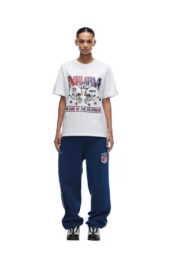 NFL VS 6PM T-SHIRT WHITE(Nfl Vs 6pm T Shirt White) -6pm Season 2673x4009px 6pm NFL ECOM 0106 20231024 6PM NFL ECOM LOOK 07 413