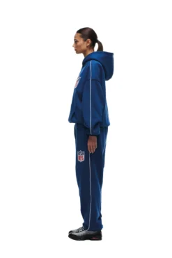 SHIELD LOGO HOODIE BLUE(Shield Logo Hoodie Blue) -6pm Season 2673x4009px 6pm NFL ECOM 0111 20231024 6PM NFL ECOM LOOK 06 361