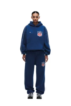 SHIELD LOGO HOODIE BLUE(Shield Logo Hoodie Blue) -6pm Season 2673x4009px 6pm NFL ECOM 0112 20231024 6PM NFL ECOM LOOK 06 354