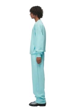 CREWNECK TURQUOISE(Crewneck Turquoise) -6pm Season 2673x4009px 0104 6PM ECOM Look 53 0884 min 6f2f5911 7128 4093 954a bd6d122f96ef