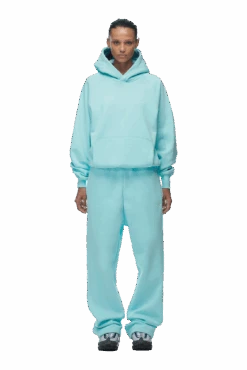 HOODIE TURQUOISE(Hoodie Turquoise) -6pm Season 2673x4009px 0110 6PM ECOM Look 51 0852 min