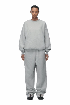 CREWNECK GREY MELANGE(Crewneck Grey Melange) 11 CREWNECK GREY MELANGE(Crewneck Grey Melange) -6pm Season 2673x4009px 0155 6PM ECOM Look 36 0627 min